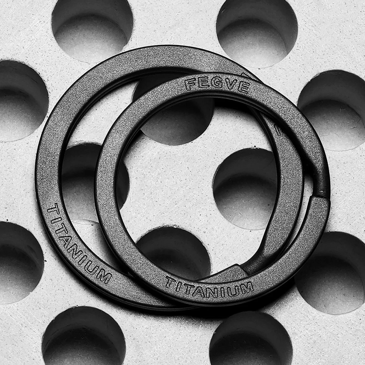LLavero de titanio negro para hombre, llavero plano, soporte para anillos, hebilla de llavero de arco EDC ligera para accesorios, dispositivos al por mayor