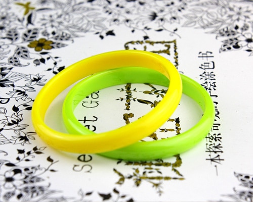 Pulseras de plástico con amuleto de mano para mujer y niña, brazaletes de color caramelo claro, accesorios de mano, joyería,
