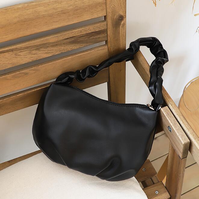 Retro fold armhule taske niche håndtaske vildt blødt læder stor kapacitet skuldertaske: Sort