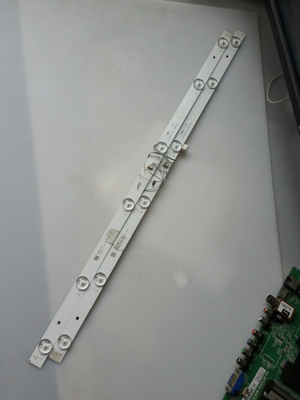 1 satz = 2 stücke W32Schlitten hintergrundbeleuchtung für JL.D32061330-004wie-M 4C-LB320T-JF3 Bildschirm LVW320CSDX E13 V57 LVW320CSDX