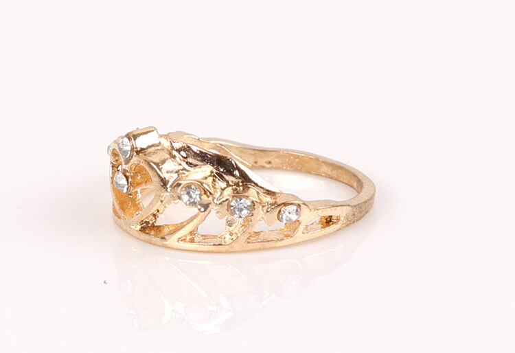 modisch Strass Intarsien Aushöhlen Herz Krone geformt Gold Silber Überzogene Frau Ring