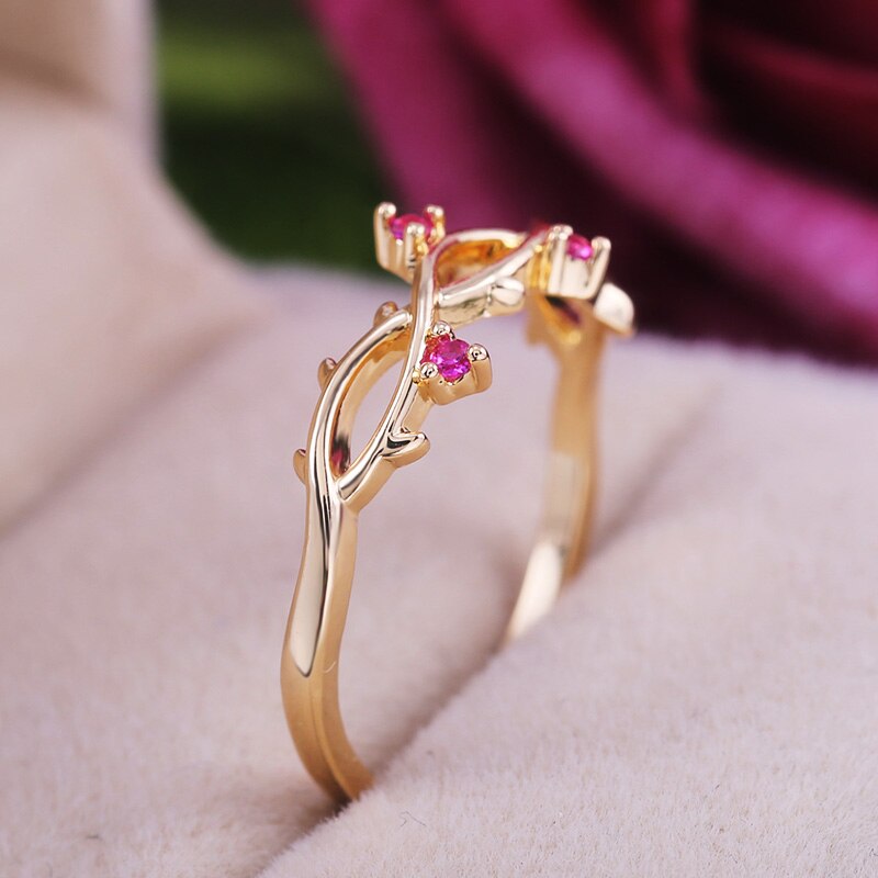 Huitan romantische damesringband twist luxe nobele gouden kleur met rozerode kubieke zirkonia steen damessieraden