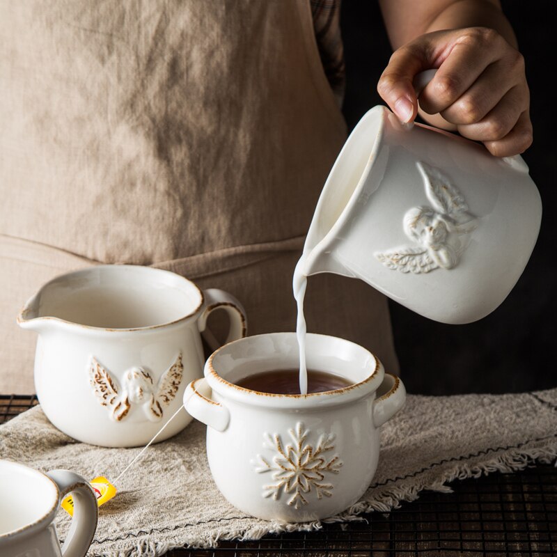 Antieke theekopjes porseleinen theepot drinkgerei theeserviezen melk koffiekopje wit retro afwerking reliëf engel rendier kerst