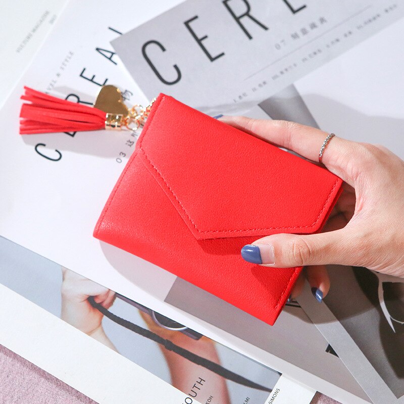 ¡Novedad! Cartera corta con colgante de borla para mujer, monedero pequeño con patrón de lichi, tarjetero, monedero bonito: Rojo