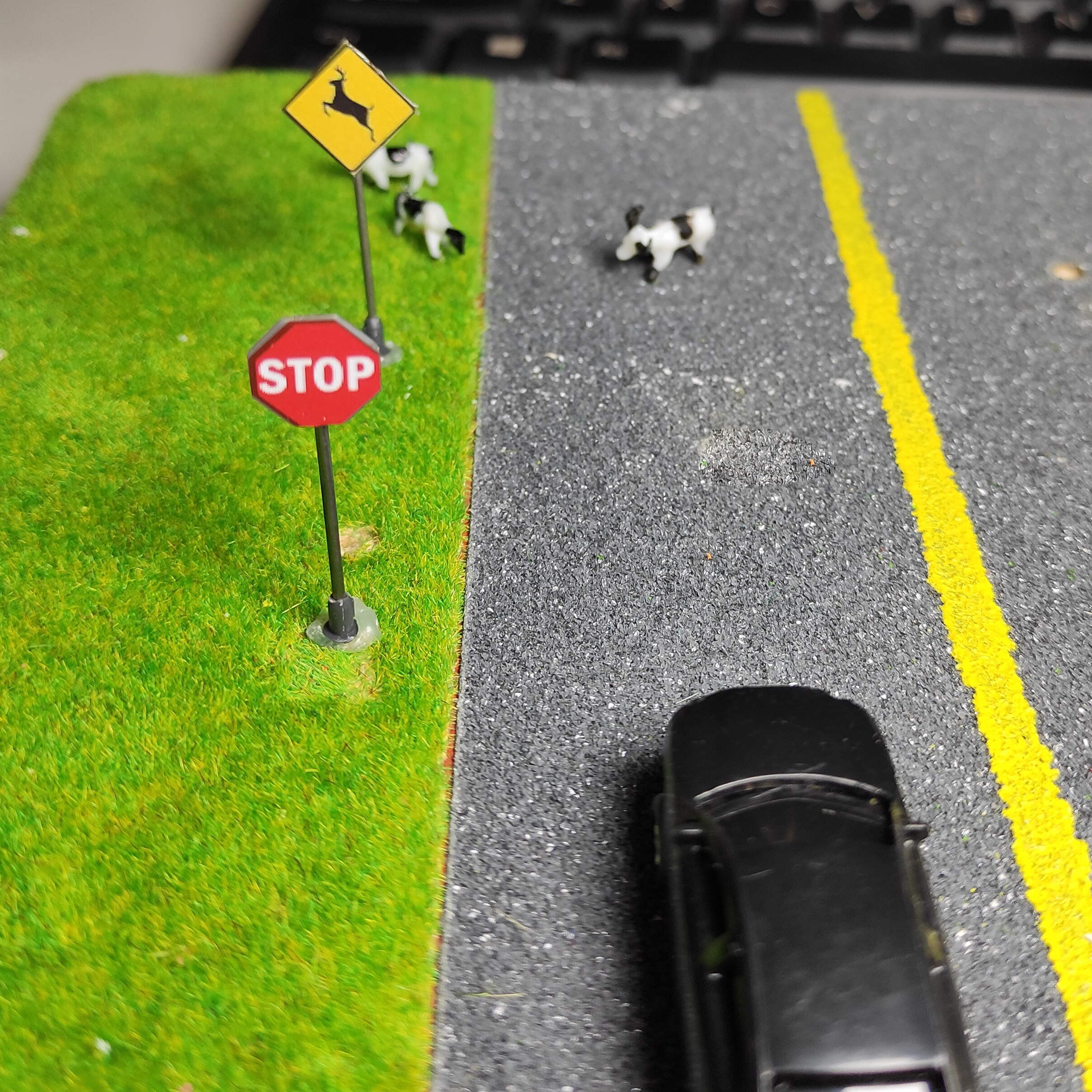 1PC HO Scale Traffic Signs Model Building Sand Table Accessories Micro Landscape Decor 1/87 Railroad Sign Игрушки