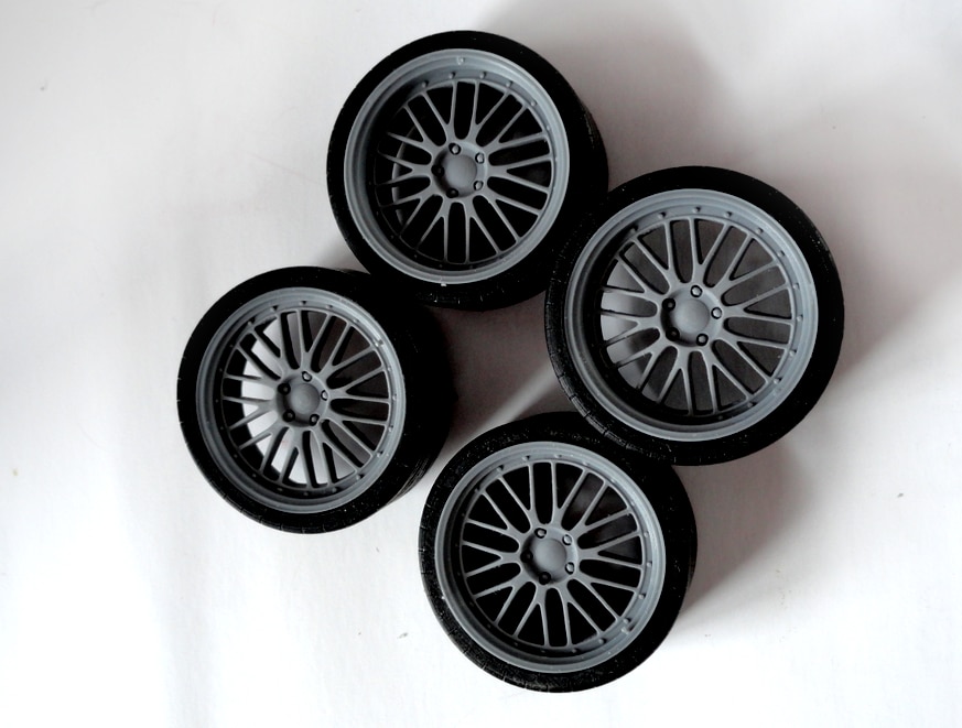 ChiuTiaro Lot de 2 roues et pneus RC x 1 : 64 échelle robuste simulation RC partie avec jante pour camion RC moulé sous pression Collecteurs de modèles de voitures pour enfants