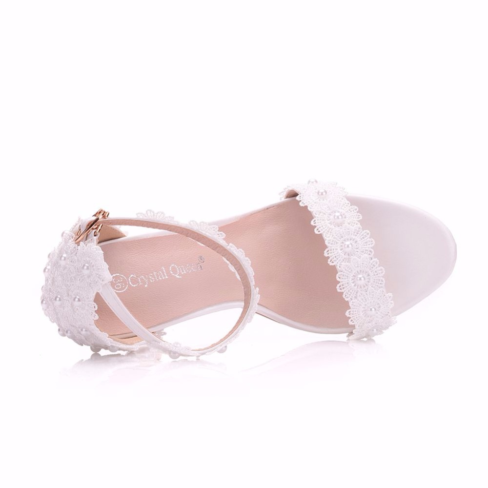 Cristal reina mujeres encaje de perlas zapatos de boda fino tacones altos flores blancas sandalias de novia mujeres verano Up boda zapatos mujer