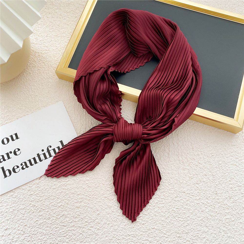Bufanda de seda satinada pequeña para mujer, pañuelo triangular plisado de Color sólido para el cuello, banda para el pelo, lazos, Foulard femenino: Color vino