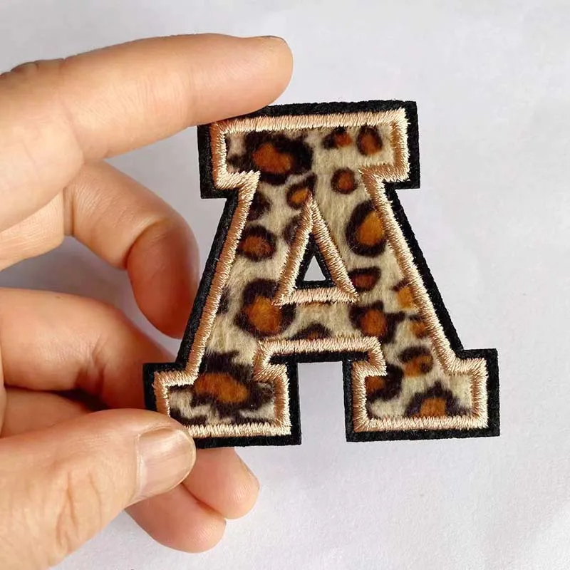 Parches de insignia de letras del alfabeto inglés A ~ Z, apliques bordados con estampado de leopardo, pegatinas para planchar para ropa, ropa con nombre DIY