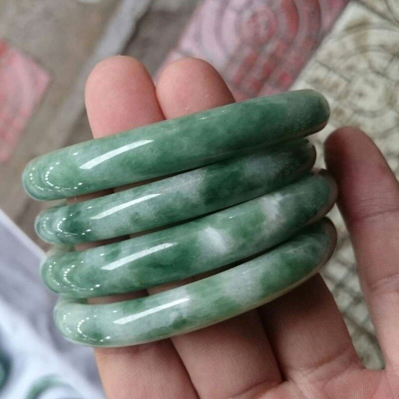 Naturlig jadeit farve håndskåret rundt jade armbånd boutique smykker kvinder & #39 ;s lysegrønne flydende blomst jade armbånd