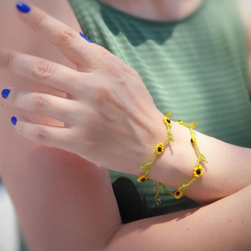 Dvacaman Korean Trendy Colorful Little Daisy Flower Beaded Necklace for Women Boho Acrylic Bead Clavicle Necklace Choker Jewelry