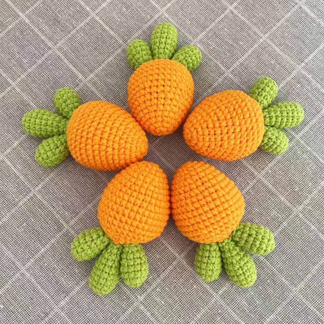 3 uds. De zanahorias tejidas, frutas de ganchillo de fresa, bonitos para sombrero, suéter, decoraciones de tela, zanahoria, apliques DIY, accesorios de