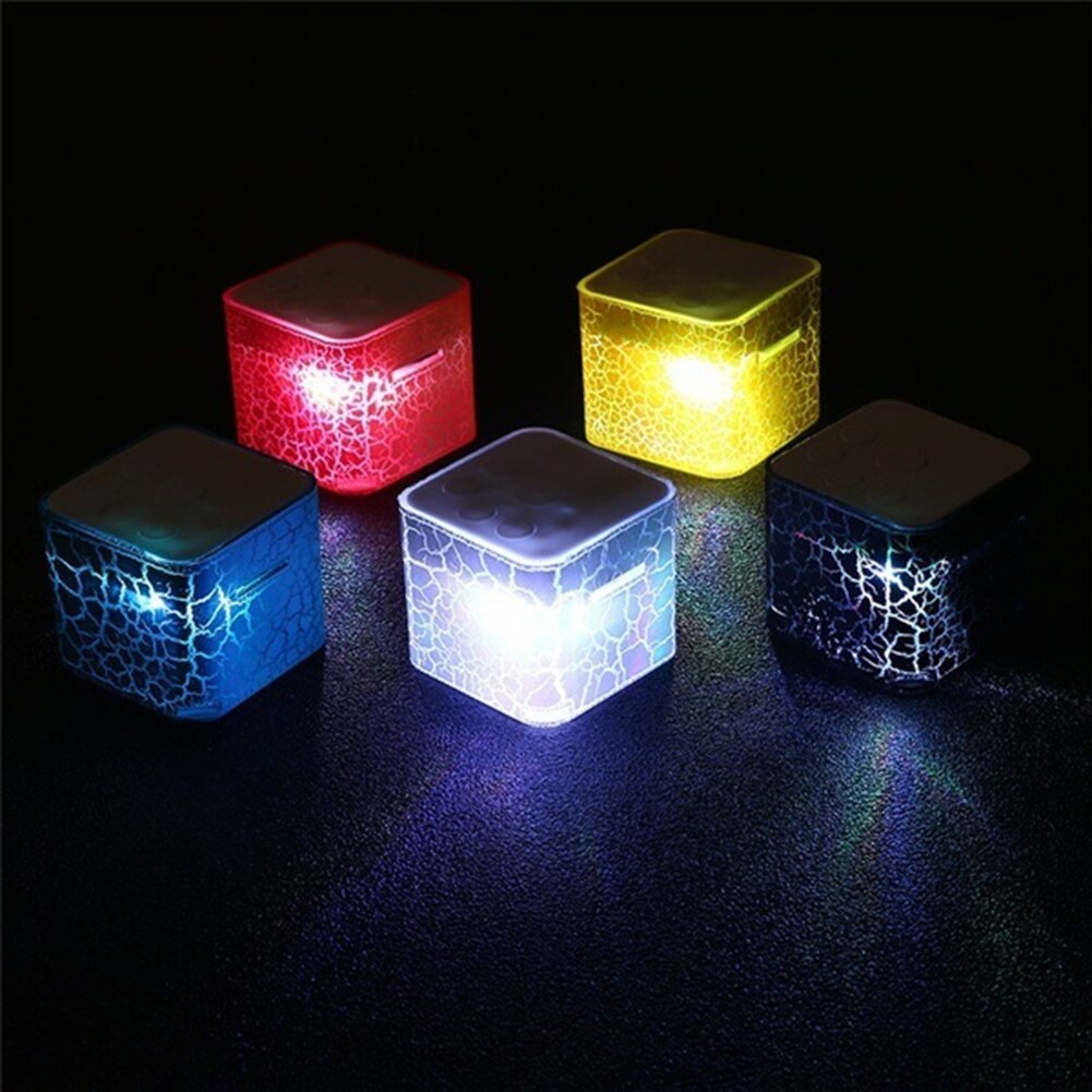 Altavoces estéreo portátiles con luz LED MP3, altavoz de viaje con reproductor de música, compatible con tarjeta TF, bonito para niños, triangulación de envíos