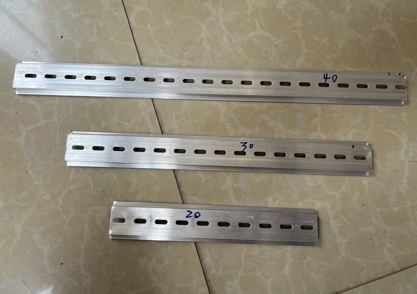 Carril Universal DIN de aluminio, espesor de 0,8 MM de ancho, 35MM de longitud, 10/12/15/20/25/30CM, bloque de terminales, ranurado eléctrico, carril DIN