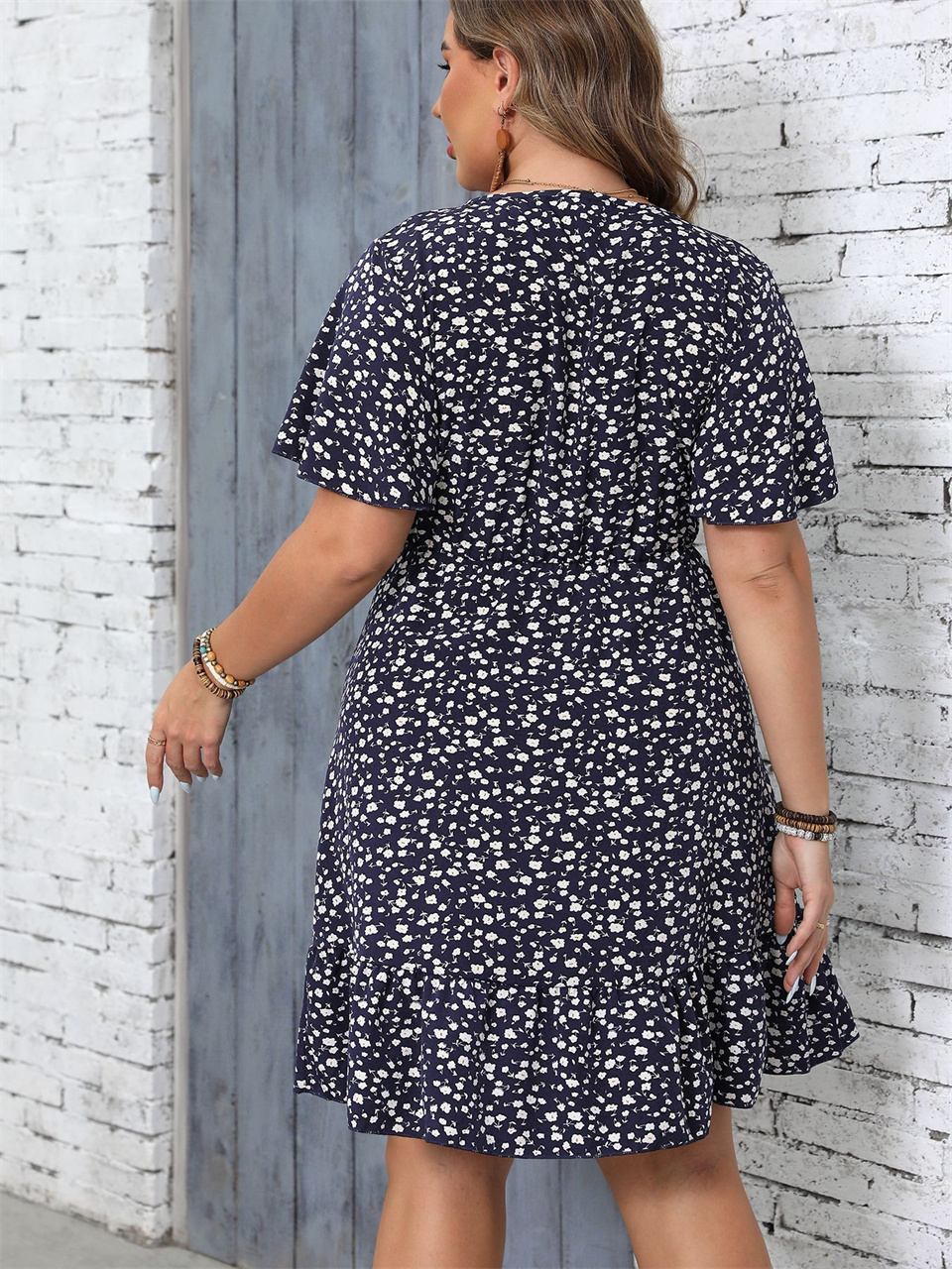 Gibsie plus size småblommig v-ringad klänning med volangkant för kvinnor sommar kortärmad strandklänningar i bohemisk stil mini a-linjeformad