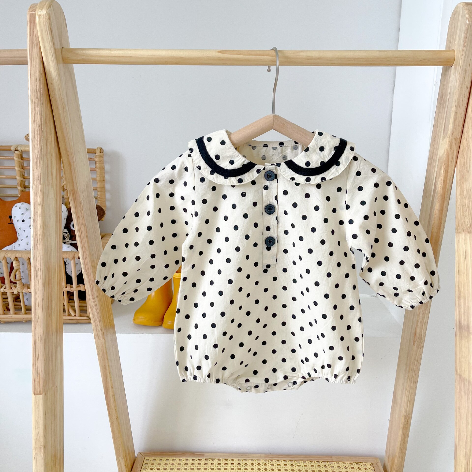 Herbstlicher Baby-Karosserie mit langen ärmeln und bärenmuster aus baumwolle für jungen, kleinkinder und mädchen – süßer strampler mit bärenprint.