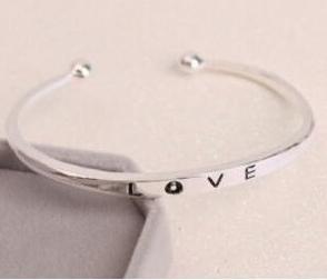 Kærlighedsbreve armbånd, udsøgte elskere armbånd, åbning justerbar størrelse bedst til valentinsdag: Sølv