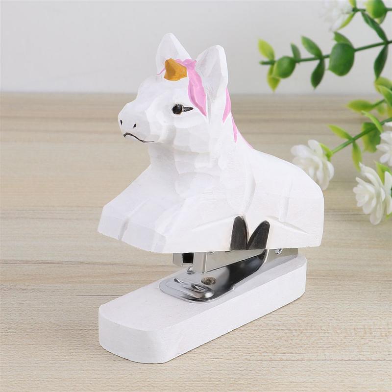 Mini agrafeuse en bois avec sculpture sur bois d'animaux créative 3D licorne pour papier, fournitures scolaires et de bureau décoration de bureau, envoyer des agrafes