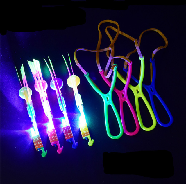 50 Stks/partij Grote Led Licht Speelgoed Pijl Vliegende Speelgoed Party Fun Kids Outdoor Knipperende Speelgoed Fly Arrow Kleur Party Fun -Willekeurige