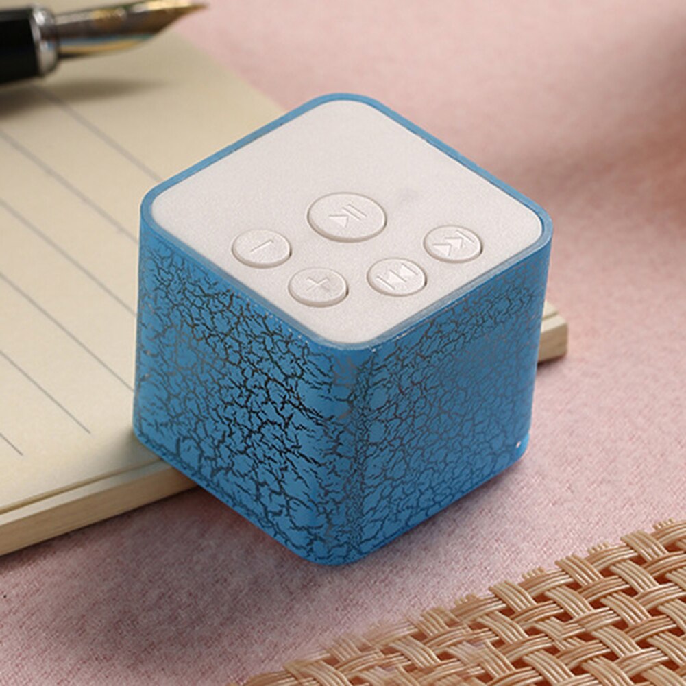 Altavoces estéreo portátiles con luz LED MP3, altavoz de viaje con reproductor de música, compatible con tarjeta TF, bonito para niños, triangulación de envíos