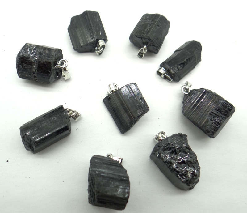 Pierre naturelle noire tourmaline réparation minerai peut être utilisé pendentif pour la fabrication de colliers,