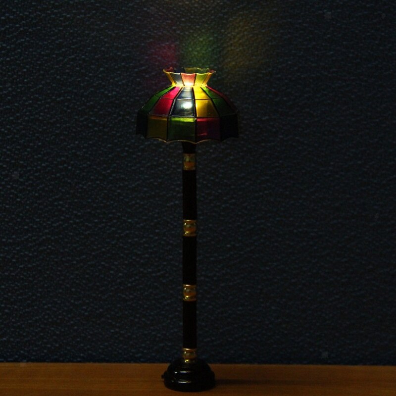 1/12 lampada da terra a LED in miniatura per casa delle bambole con interruttore a batteria luce colorata