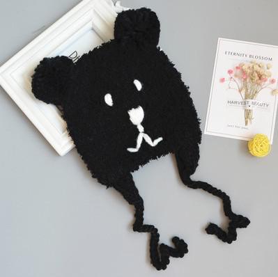 Mooie beer baby muts winter warme oorbescherming cartoon kindermuts dubbele pompon kindermeisje jongen muts: Kinderen zwart 40-50cm