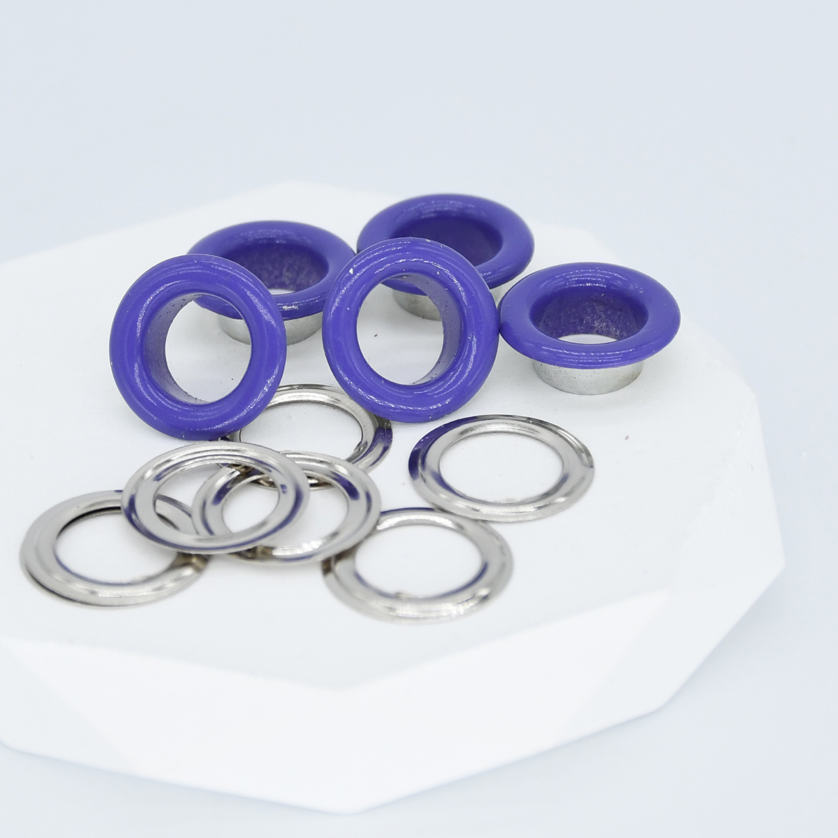 100 setzt 4,5 mm Ösen, Metallösen mit Unterlegscheibe für Kleidungsstück, Schuh, Gürtel, Hütte, Leder, Basteltasche, DIY-Reparaturteile, Zubehör: Mehrfarbig