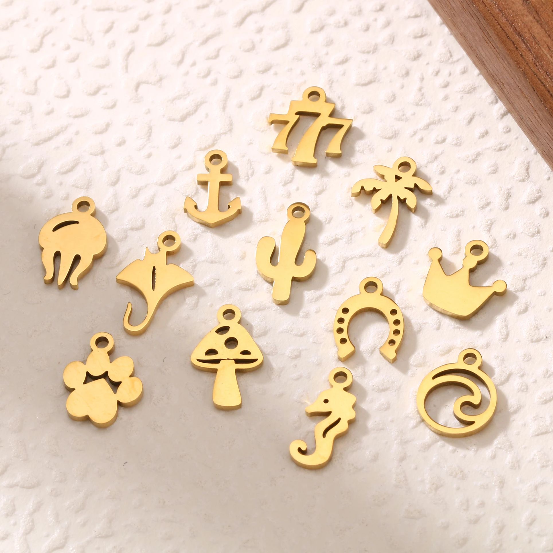 5 Stück Kawaii Mini Qualle/Pilz/Anker/Glückssymbol Charme Kleine Marine Meeresleben Anhänger DIY Armbinde Halskette Schmuckherstellung
