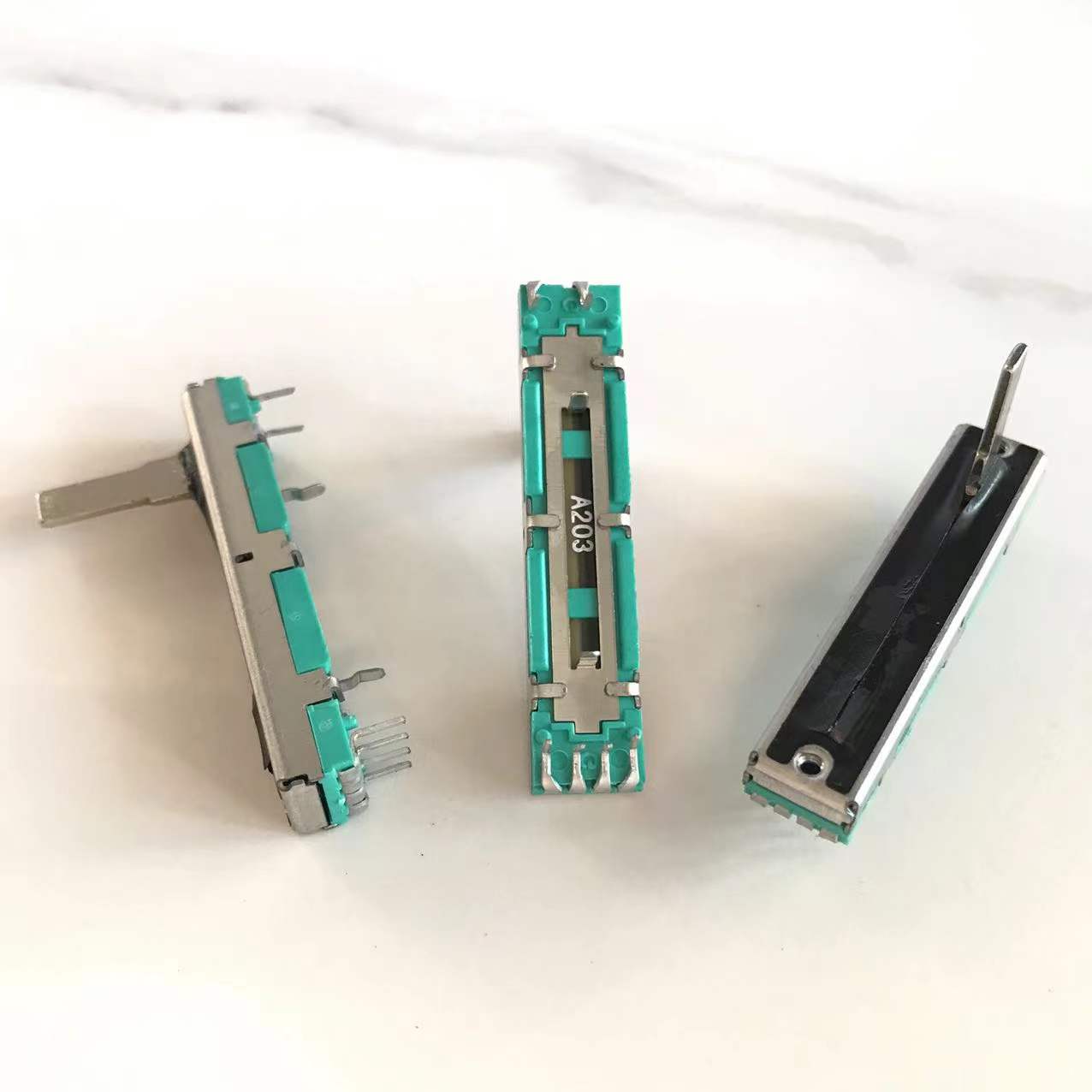 50 stück/lot 45mm potentiometer  a10k a20k a50k a100k original-potentiometer-mixer-fader  a10k 45mm a10 kx 2 a20k*2 a50k*2: 50 stück  a20k ohm