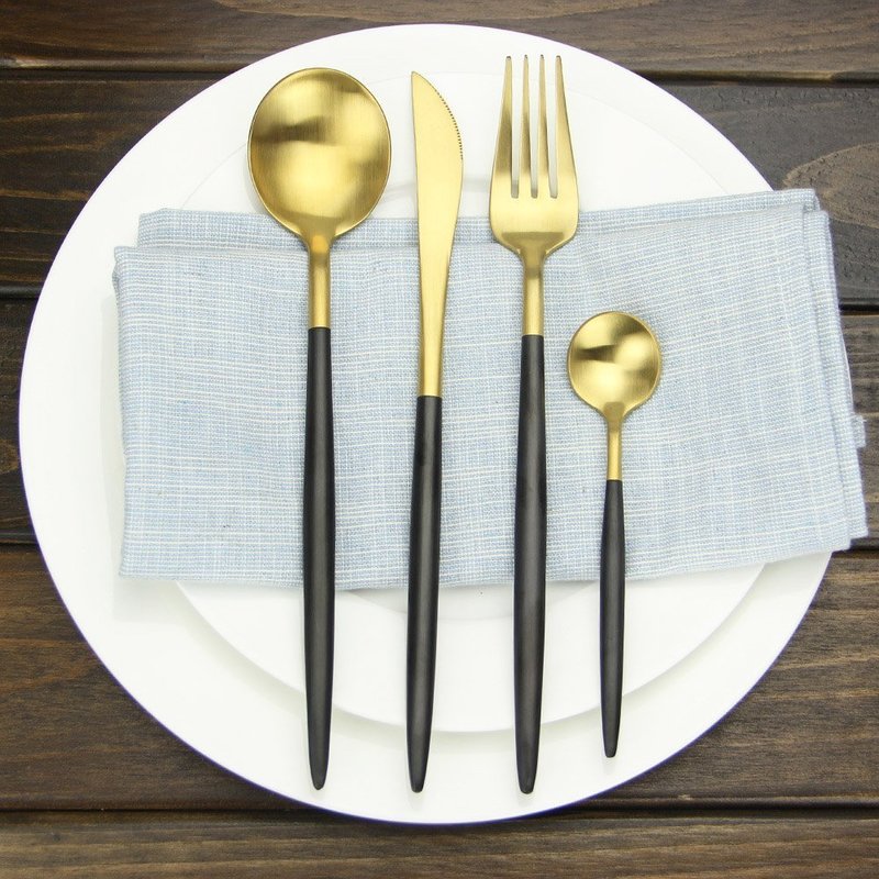 Lyxiga 4 -delade mattsvarta handtag och bestickset i guld i rostfritt stål, inklusive knivgaffelsked