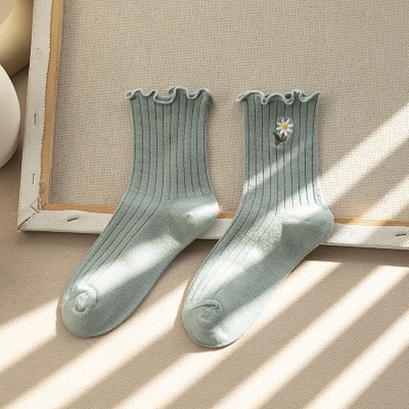 Femmes chaussettes Streetwear petites pâquerettes broder chaussettes mignonnes femmes japonais coréen Harajuku Style Kawaii chaussettes pour dames: Green
