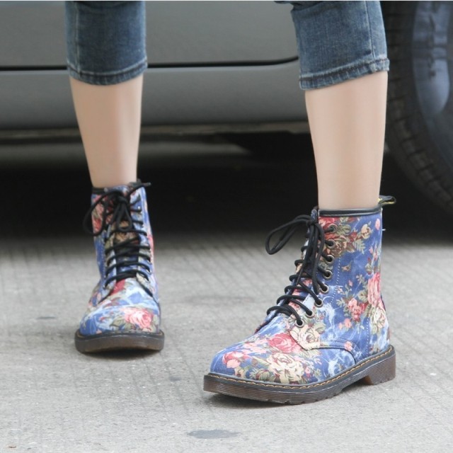 Martin bottes femme chaussures Western cowboy style Europe et amérique beau rétro petit plat à fleurs avec des bottes haute aide: Bleu / 35