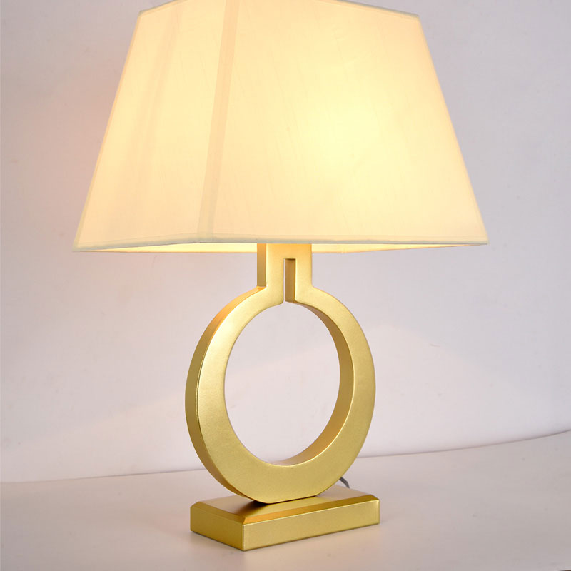 Modern lyxig bordslampa villa gyllene matbord dekoration bordslampa nordisk retro sovrum sänglampa led ljus