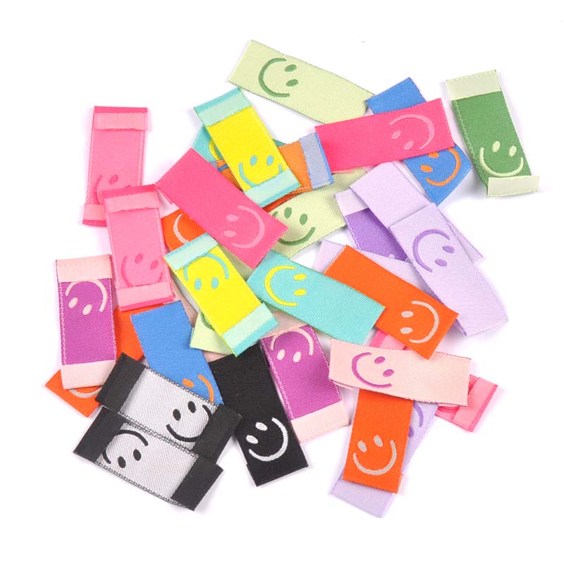 50 stks 8 Kleuren Brief Borduren Etiketten Naaien Kleding DIY Vlag Label Zorg Zakken Kleding Tags Kledingstuk Ambachten Handgemaakte Accessorie