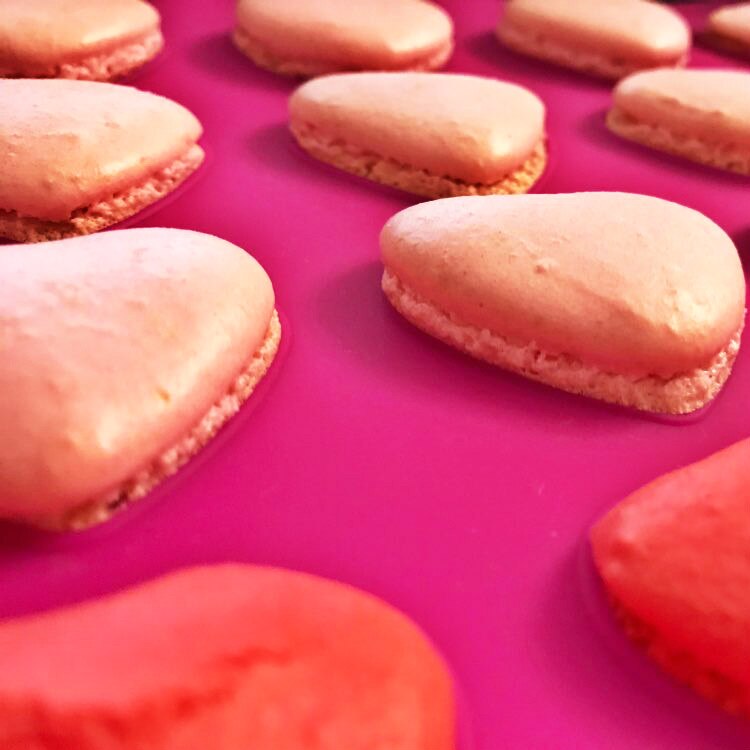 Röda macarons 42- hålrum macaron maker bakformar set verktyg ugn använda hjärtan form muffins ugnsdyna mikrovågsugn kylmatta