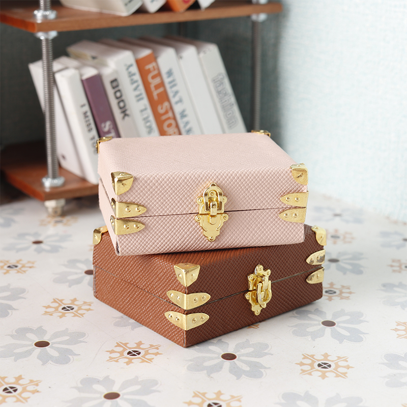 Mini maleta en miniatura para casa de muñecas, caja de equipaje de cuero Vintage, caja de almacenamiento, decoración de modelo para el hogar, decoración de escritorio de microescena, 1:12