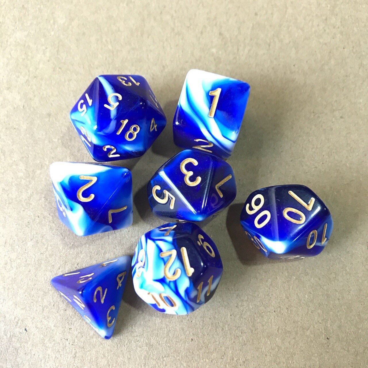 7 pièces/lot résine multi-facettes dés d & d d4 d6 d8 d10 d % d12 d20 dés pour polyèdre TRPG jeux jeu de société dés chauds: Blue A