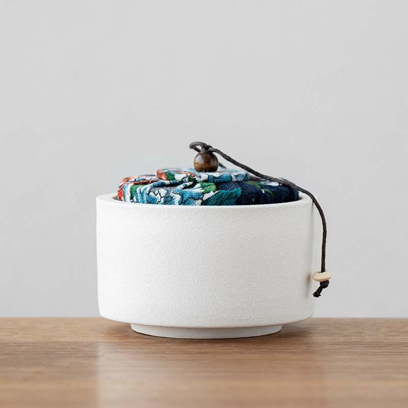 Gruba ceramika zwierzęta pochowane w urnach w doniczki ceramiczne lub w niszach baru: biały