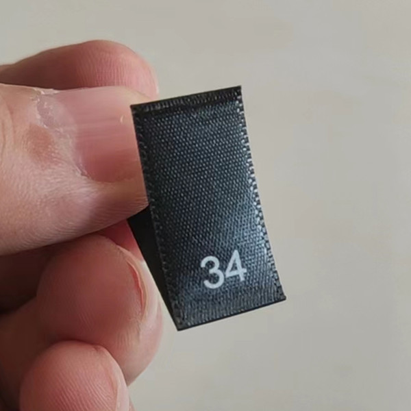 50 stk. sorte satin størrelsesmærker til tøj nummer 34 36 38 40 42 44 46 48 50 52 54 56 58 60 62 print størrelser mærkater fabrik: Guld