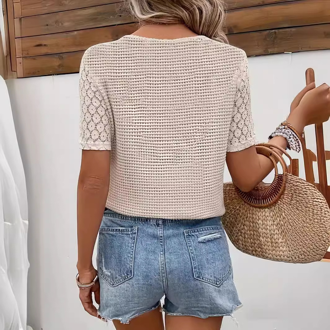 Een casual, losvallend t-shirt met v-hals, gebreide jacquardstof en dezelfde stijl als een beroemdheid, eenvoudig te combineren met een blouse.