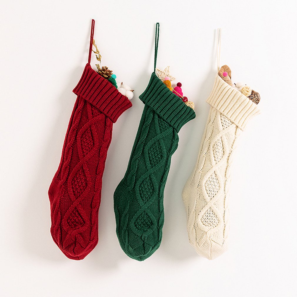 Gestrickte weihnachtsstrümpfe, socken, süßigkeitentüten, weihnachtsdekorationen für zuhause, weihnachtsbaumschmuck, weihnachtsschmuck