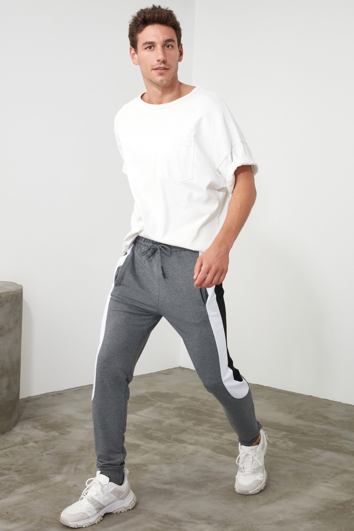 Trendyol Dus Panelled Mannen Joggingbroek TMNAW21EA0105: Anthracite / XL