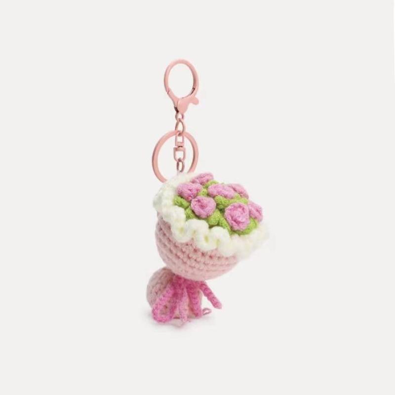 Håndlavet hæklet blomsterbuketnøglering; en sød ophængningsdekoration til en biltaske; perfekt valentinsdagsgave.: Rød