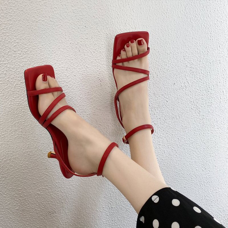 Damesandaler kvindelige stiletter sommer pumps firkantet tå pu ankel spænde rem dame mellem hæle pu casual sko