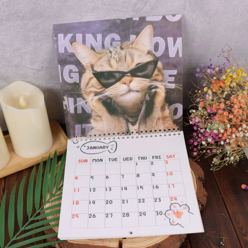 Søt kattekalender, månedlig og daglig planlegger med en bedårende kattunge med froskeøyne, perfekt juleår