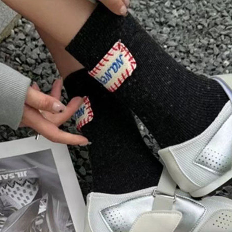 Kvinnor vintage bomull medelstora tubstrumpor tyg etikett brev tjock nål vinter varm japansk enfärgad casual sport parstrumpor: Kaki