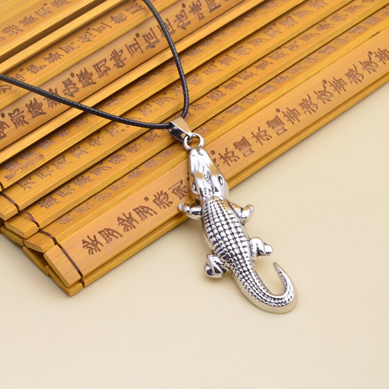Moda bonito e fino titânio aço crocodilo pingente corda colar para senhora