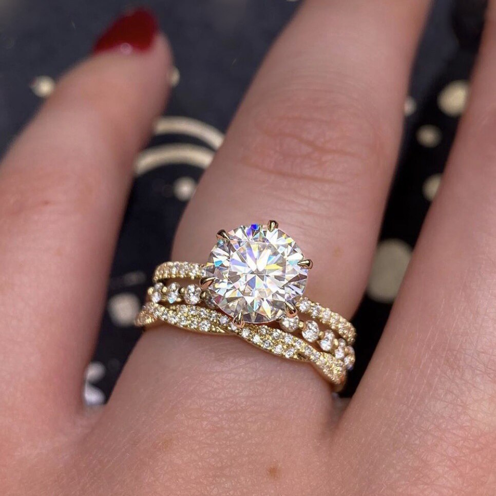 3 teile/satz Klassische Hochzeit Band Frauen Ring Zarten Gold Finger Ringe Mit Mittleren Gepflasterte CZ Steine Weibliche Engagement Ring Schmuck