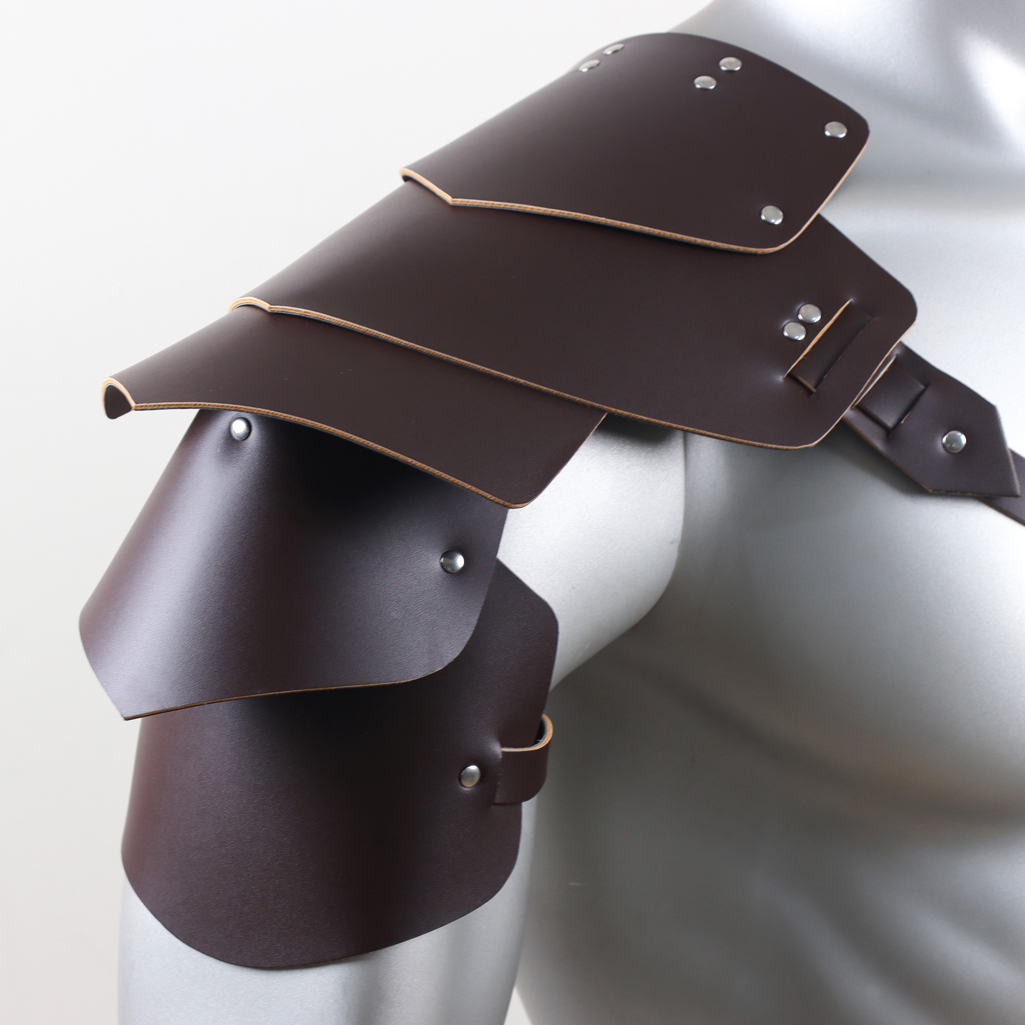 Armatura per spalla da cavaliere medievale - Pauldron in pelle PU realizzato a mano con vestibilità regolabile per costume di Halloween, LARP, articoli per feste